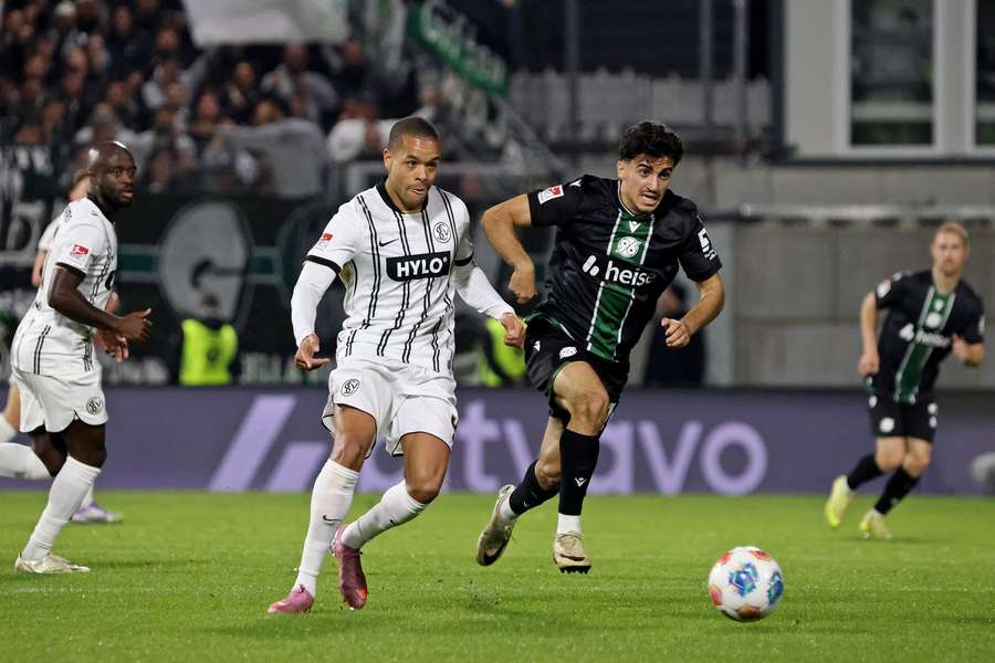 Jan Gyamerah und Husseyn Chakroun jagen dem Ball hinterher.