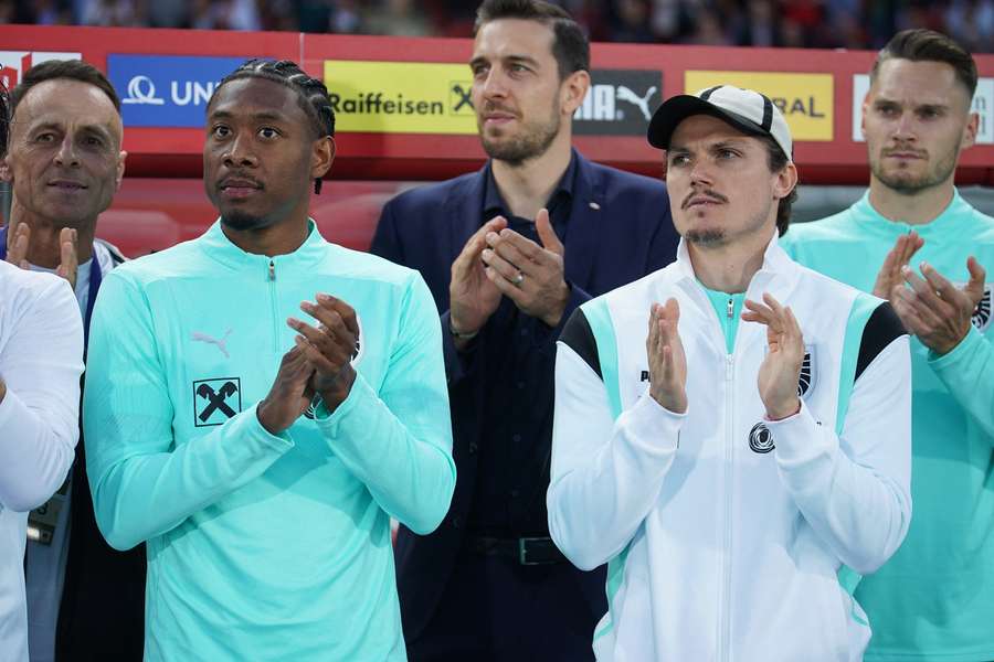 David Alaba și Marcel Sabitzer din Austria privesc înainte de meciul amical internațional dintre Austria și Serbia