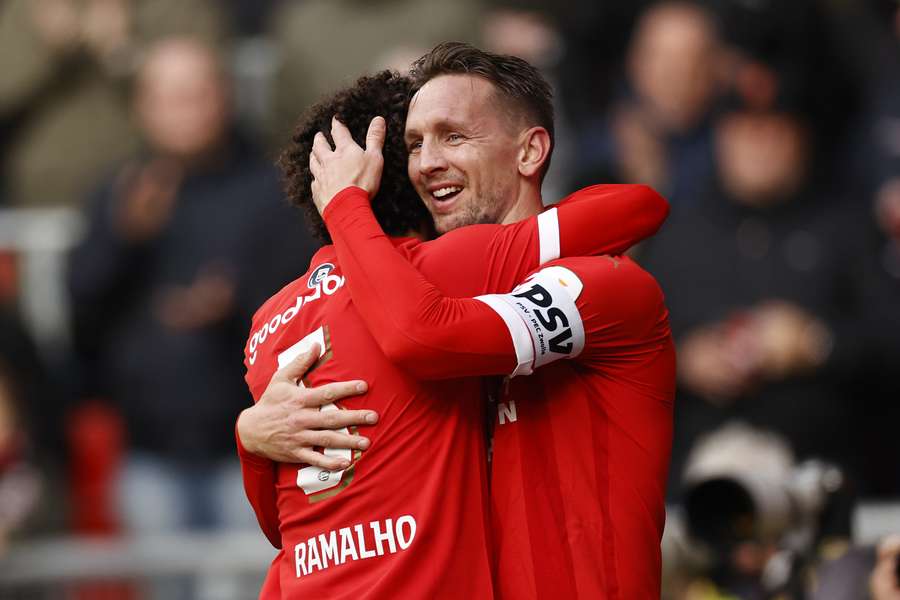 Andre Ramalho en Luuk de Jong vieren de 3-0 van PSV