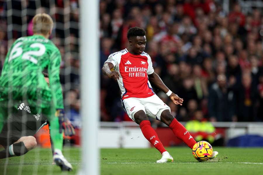 Bukayo Saka fez um golaço no primeiro tempo