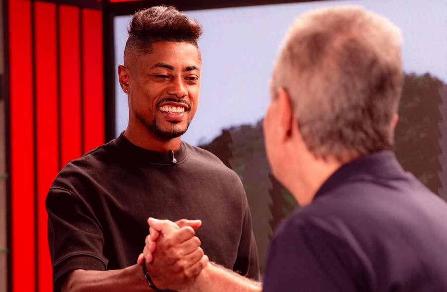 Bruno Henrique cumprimenta o presidente do Flamengo após a assinatura do contrato