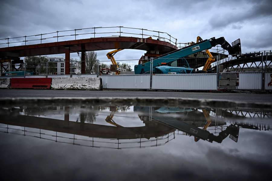 De loopbrug tussen het kanaal Saint-Denis en het Stade de France in aanbouw