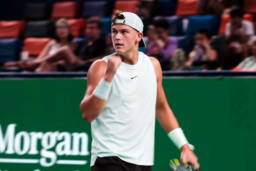 Holger Rune celebrates the win against Sebastian Baez