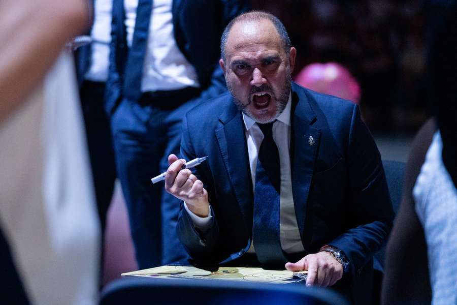 Chus Mateo, enfadado durante un tiempo muerto Chus Mateo, enfadado durante un tiempo muerto