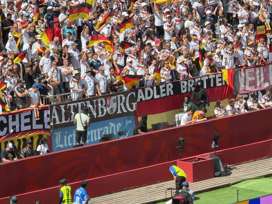 A festa das bandeiras representa cultura futebolística da Alemanha