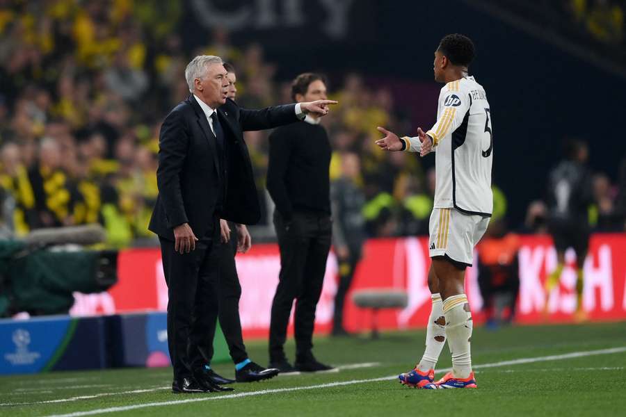 Ancelotti discute com Bellingham na última final da Liga dos Campeões.