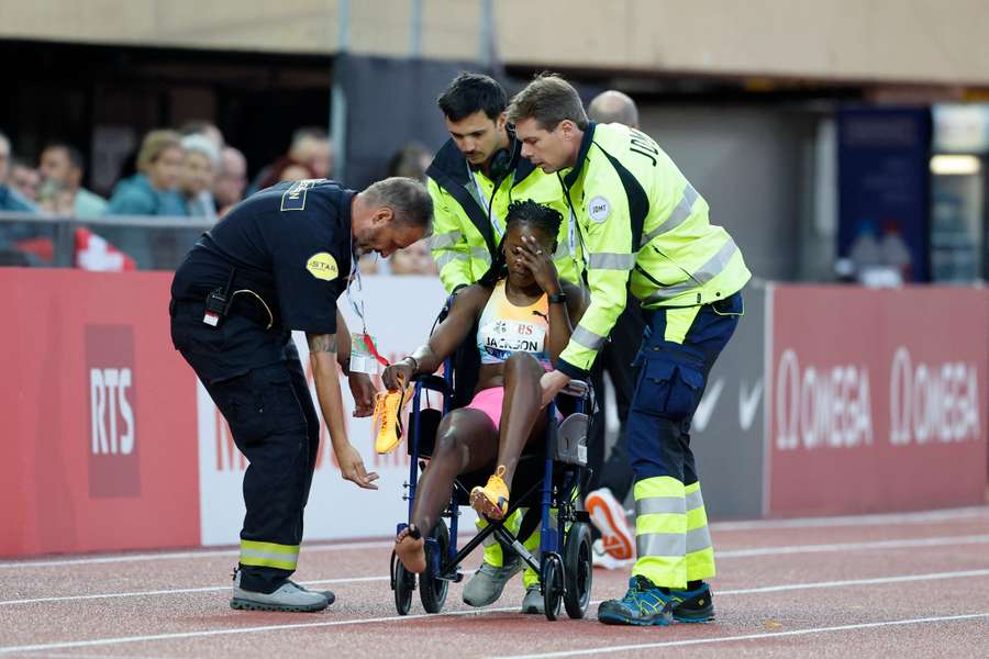 La jamaicana Shericka Jackson, retirada en silla de ruedas tras la lesión muscular sufrida La jamaicana Shericka Jackson, retirada en silla de ruedas tras la lesión muscular sufrida