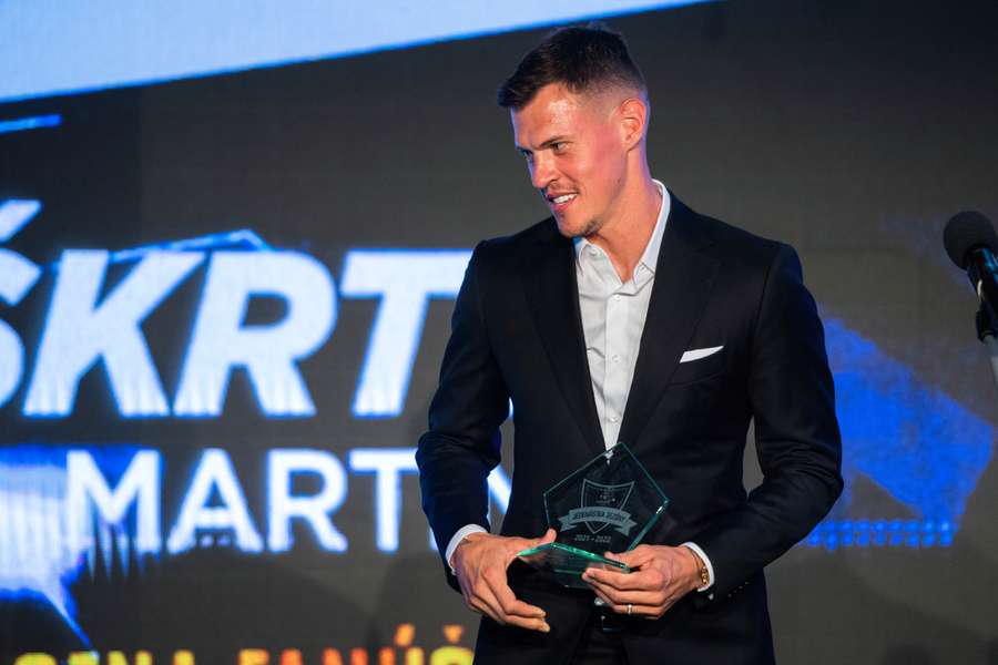 Martin Škrtel získal vo svojej kariére niekoľko trofejí a ocenení. Na snímke si preberá cenu za miesto v najlepšej jedenástke v drese Trnavy.