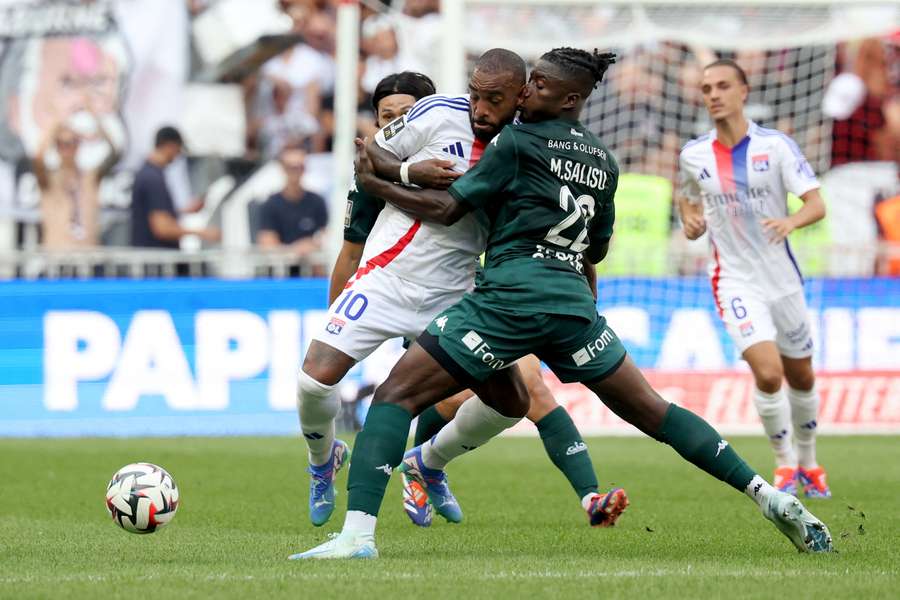 Salisu à la lutte avec Lacazette.