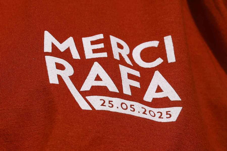 La camiseta del homenaje a Rafa Nadal que regaló la organización de Roland Garros