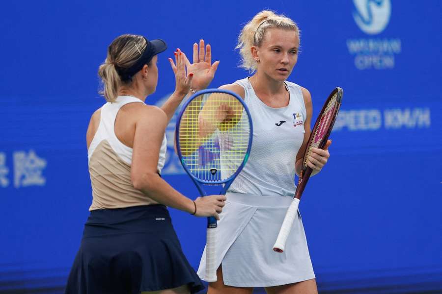 Kateřina Siniaková a Storm Hunterová dál ve Wuhanu obhajují titul. Kateřina Siniaková a Storm Hunterová dál ve Wuhanu obhajují titul.