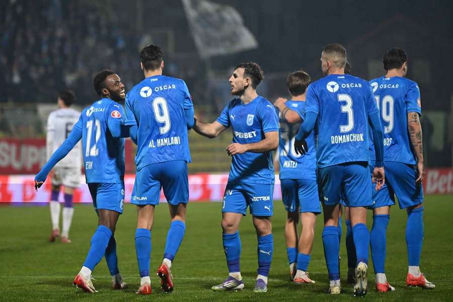 Jucătorii Universității Craiova sărbătoresc marcarea unui gol Jucătorii Universității Craiova sărbătoresc marcarea unui gol