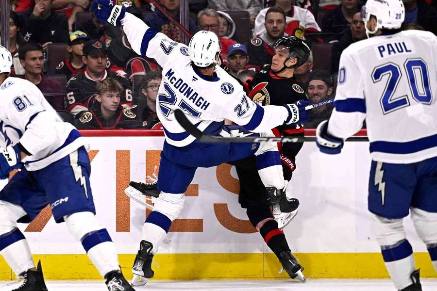 Tim Stützle (in schwarz) im Duell mit Tampas Ryan McDonagh.