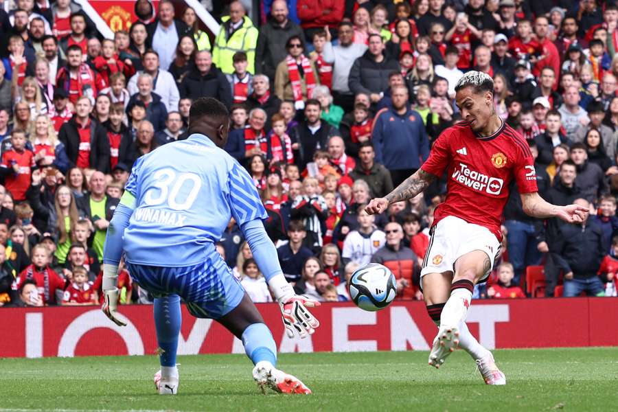 Antony scoort de 2-1 tijdens Manchester United-RC Lens