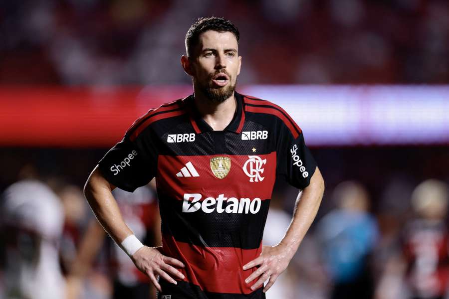 Jorginho cumpriu suspensão na partida contra o Internacional, pelo Brasileirão