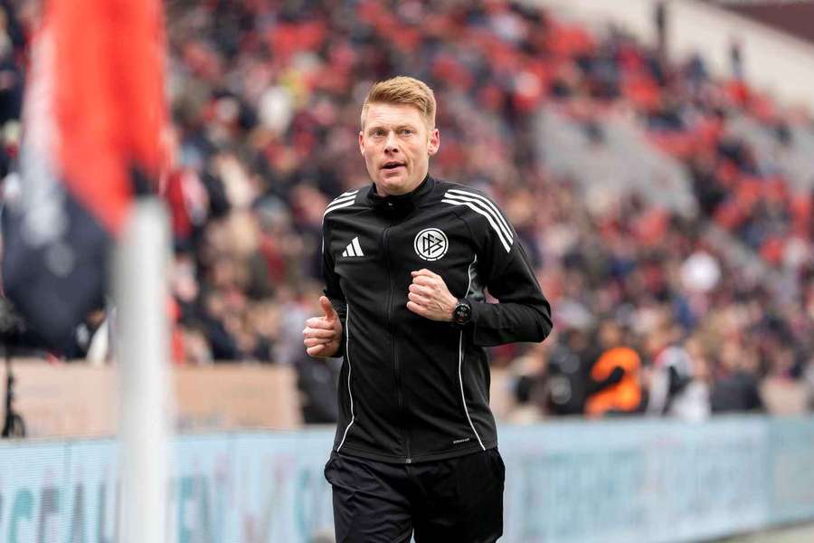 Christian Dingert war als Videoschiedsrichter im Einsatz. Christian Dingert war als Videoschiedsrichter im Einsatz.