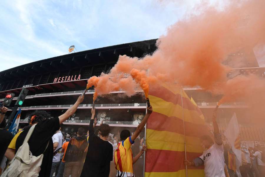 Hinchas del Valencia protestan en Mestalla