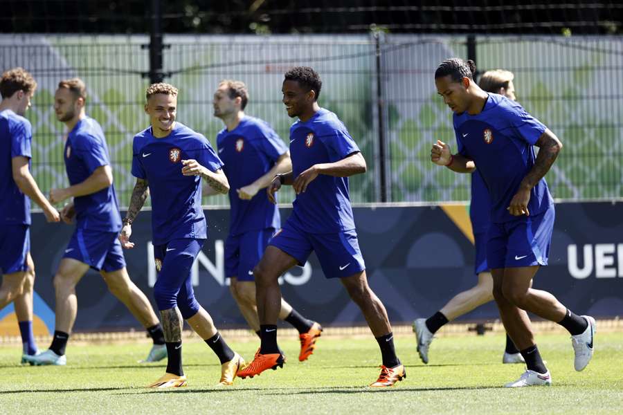 Oranje traint met fitte selectie voor Italië