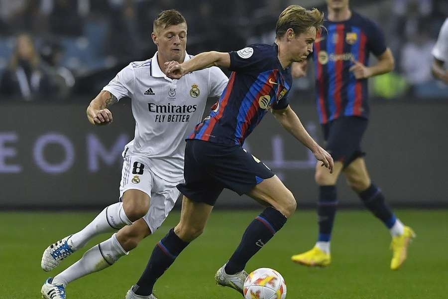 Frenkie de Jong (rechts) in duel met Toni Kroos in El Clásico