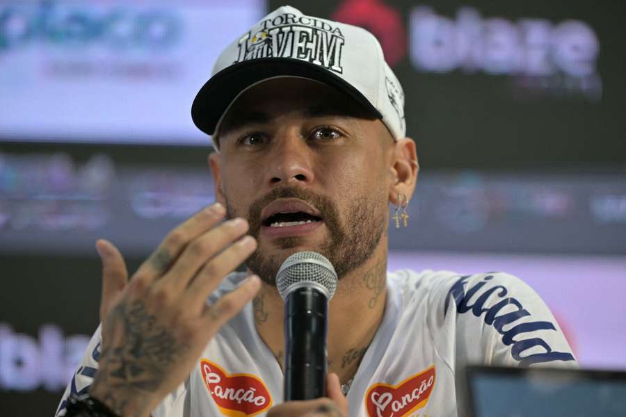 Neymar assinou contrato de seis meses com o Santos