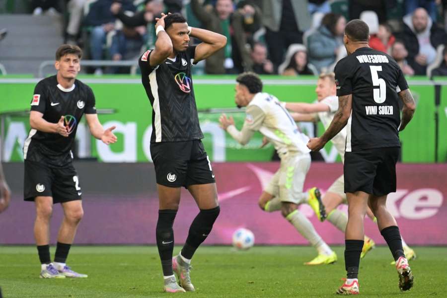 Ernüchterte Wolfsburger nach dem Gegentreffer der Bremer durch Justin Njinmah Ernüchterte Wolfsburger nach dem Gegentreffer der Bremer durch Justin Njinmah