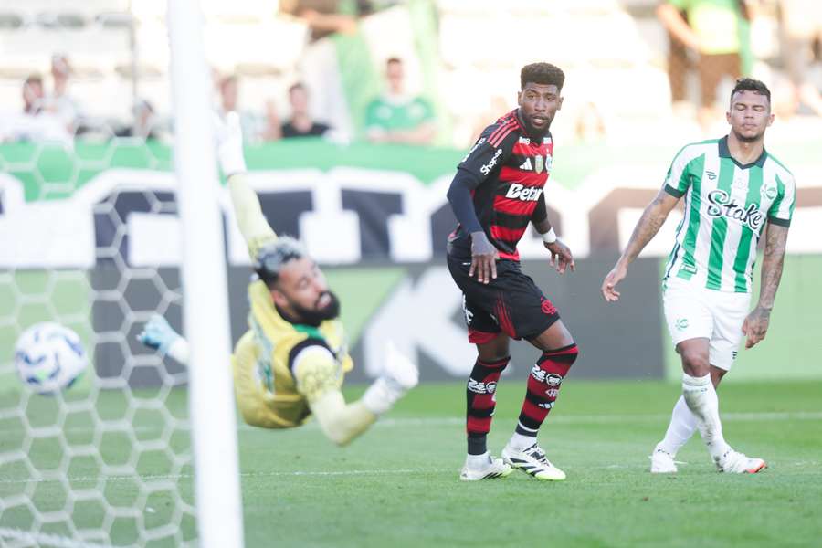 Emerson Royal marcou seu primeiro gol com a camisa do Flamengo