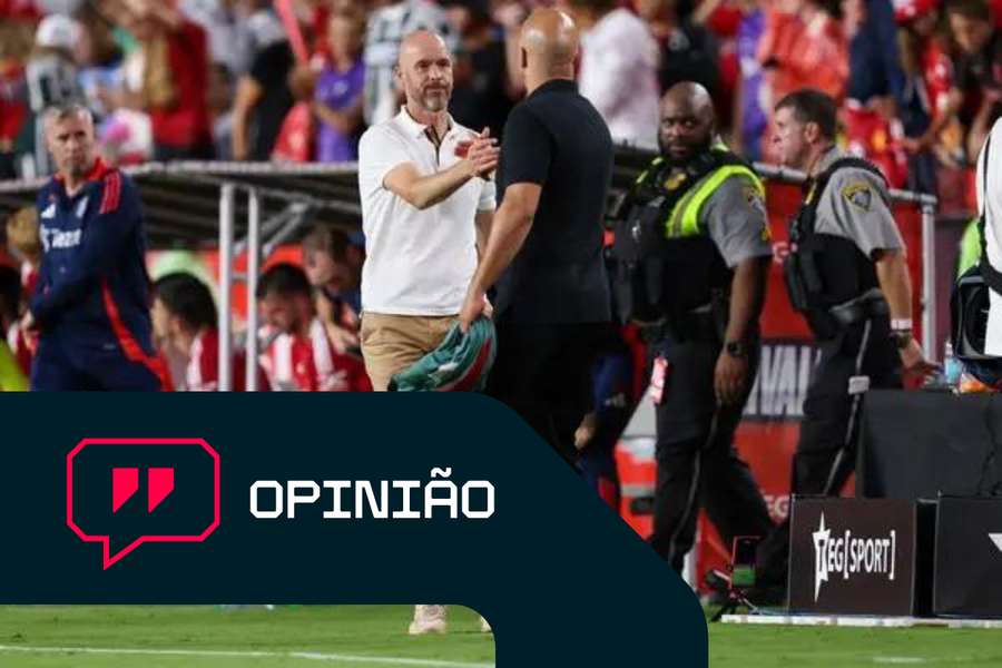 O treinador do Liverpool, Arne Slot, e o treinador do Manchester United, Erik Ten Hag, apertam as mãos