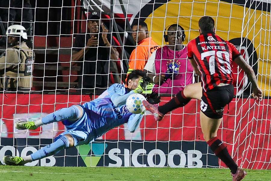 Agustín Rossi garantiu a vitória do Flamengo no Barradão