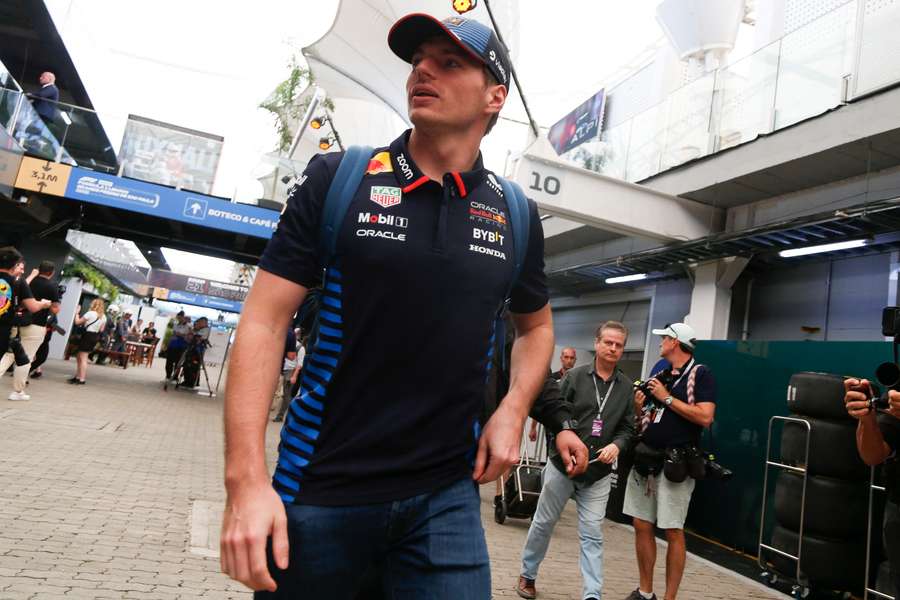 Max Verstappen muss sich im Rennen durch das Tabellenmittelfeld kämpfen.