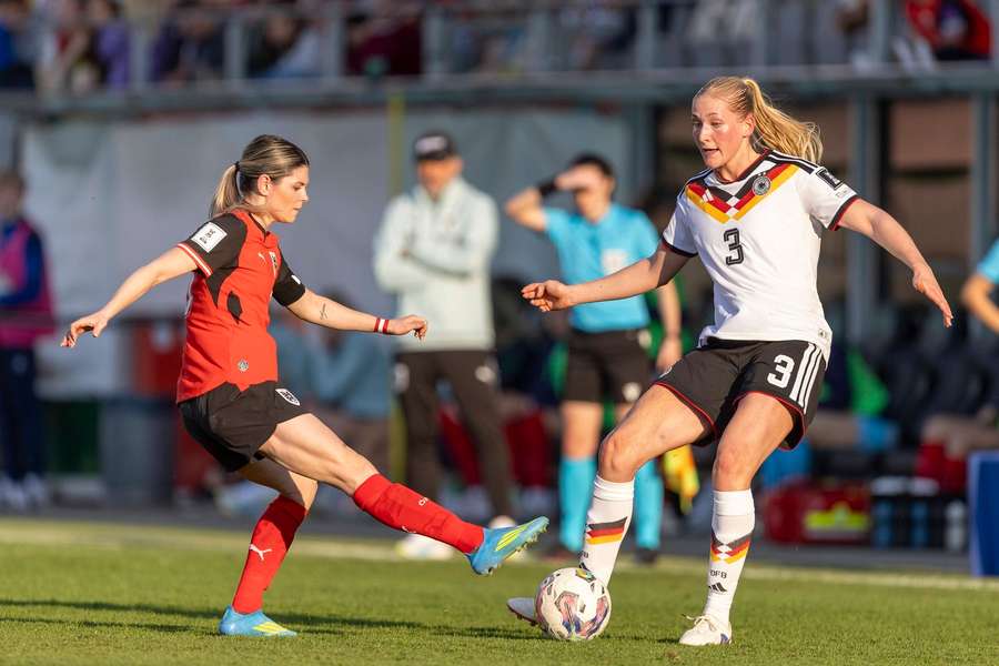 Eileen Campbell im Zweikampf mit Camilla Kuever