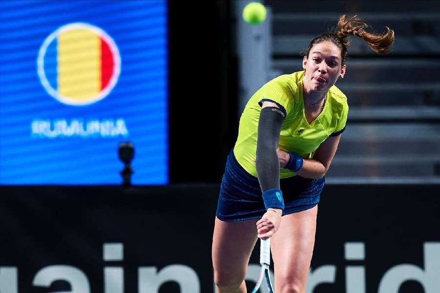 Mara Gae servește în întâlnirea de dublu Mara Gae servește în întâlnirea de dublu