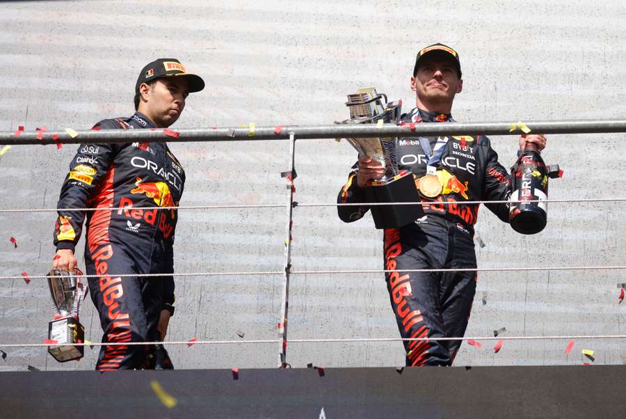 Sergio Perez ao lado de Max Verstappen no pódio em Spa