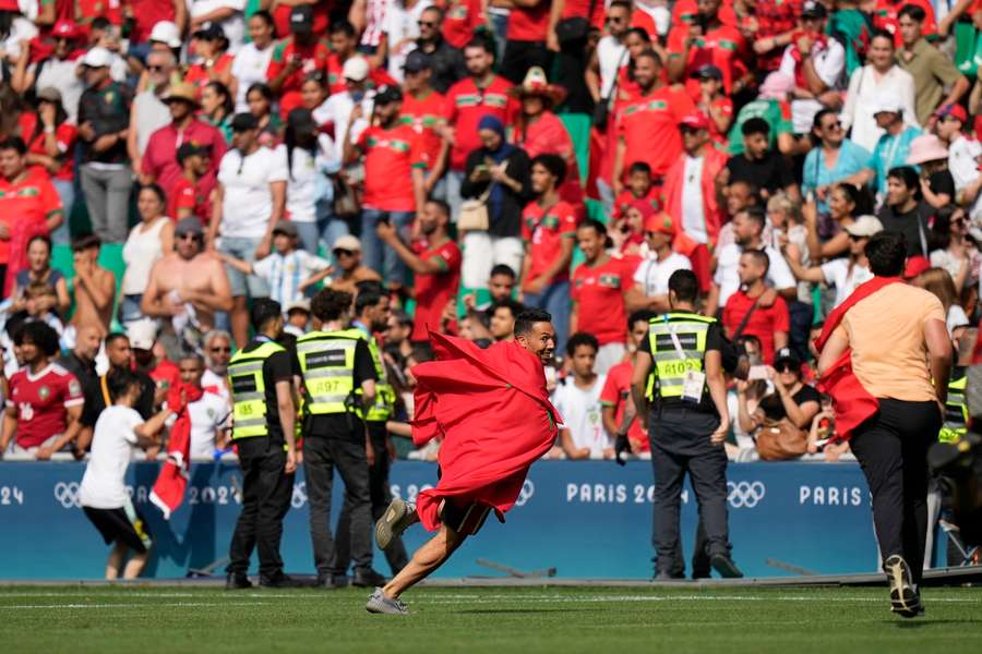 Supporters komen het veld op