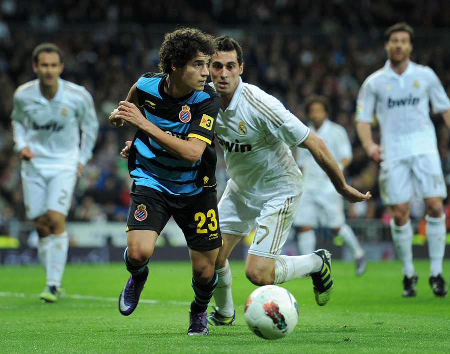 Philippe Coutinho au duel avec Álvaro Arbeloa lors d’un match entre le Real Madrid et l’Espanyol au Santiago Bernabéu le 4 mars 2012