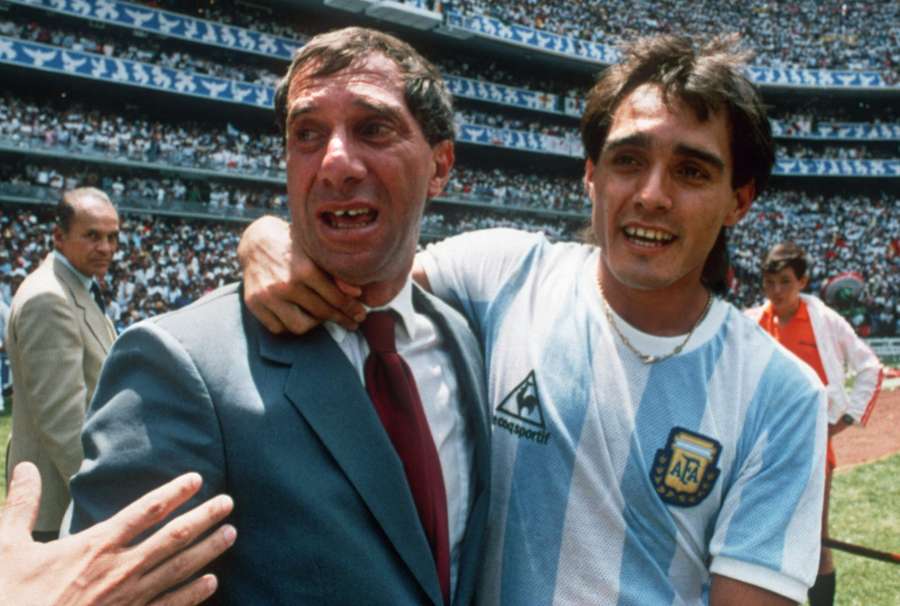 Bilardo celebra título mundial no estádio Azteca em 1986 Bilardo celebra título mundial no estádio Azteca em 1986