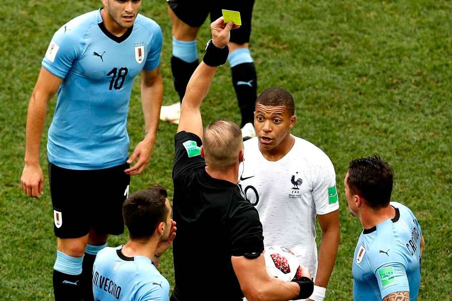 Kylian Mbappe, avertizat în meciul cu Uruguay de la Cupa Mondială 2018