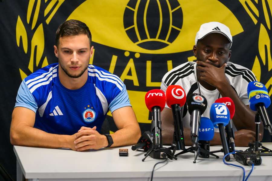 Kucharevič a Touré na tlačovej konferencii.