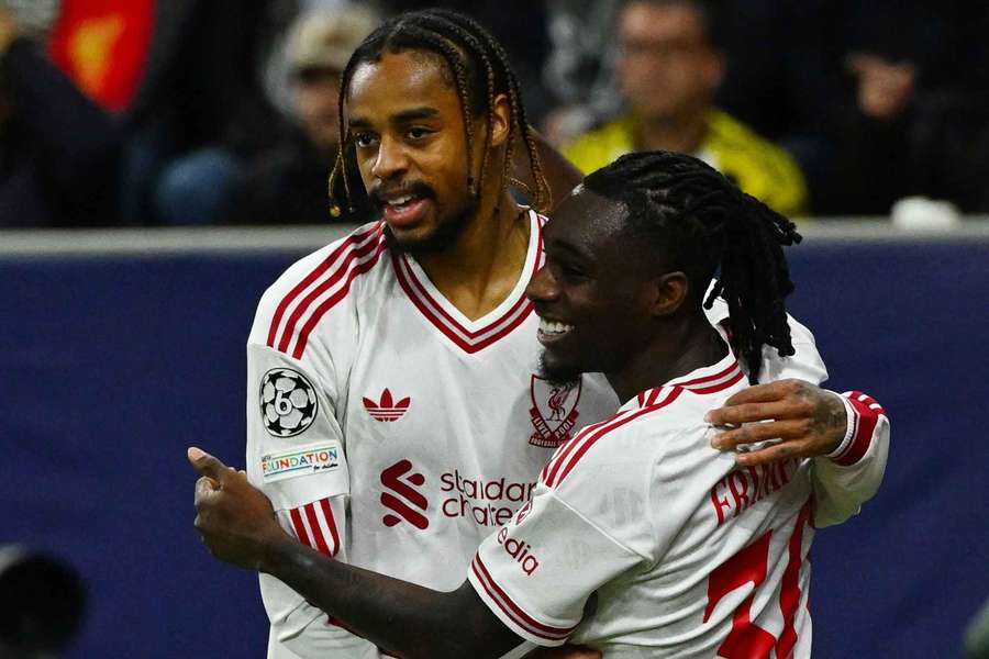 Barcola abraça Frimpong após marcar um dos seus gols Barcola abraça Frimpong após marcar um dos seus gols