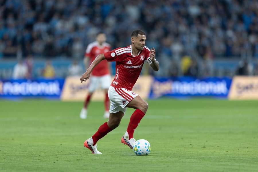 Alan Patrick, meia do Inter, na partida contra o Grêmio pela Copa do Brasil Alan Patrick, meia do Inter, na partida contra o Grêmio pela Copa do Brasil