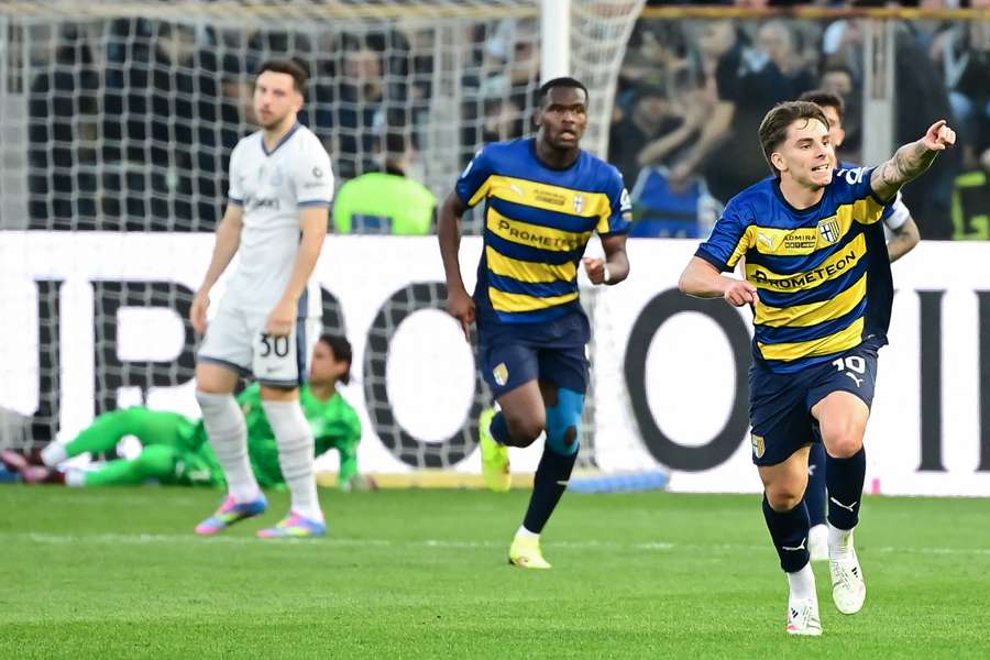 Adrian Bernabé esulta per il gol segnato contro l'Inter