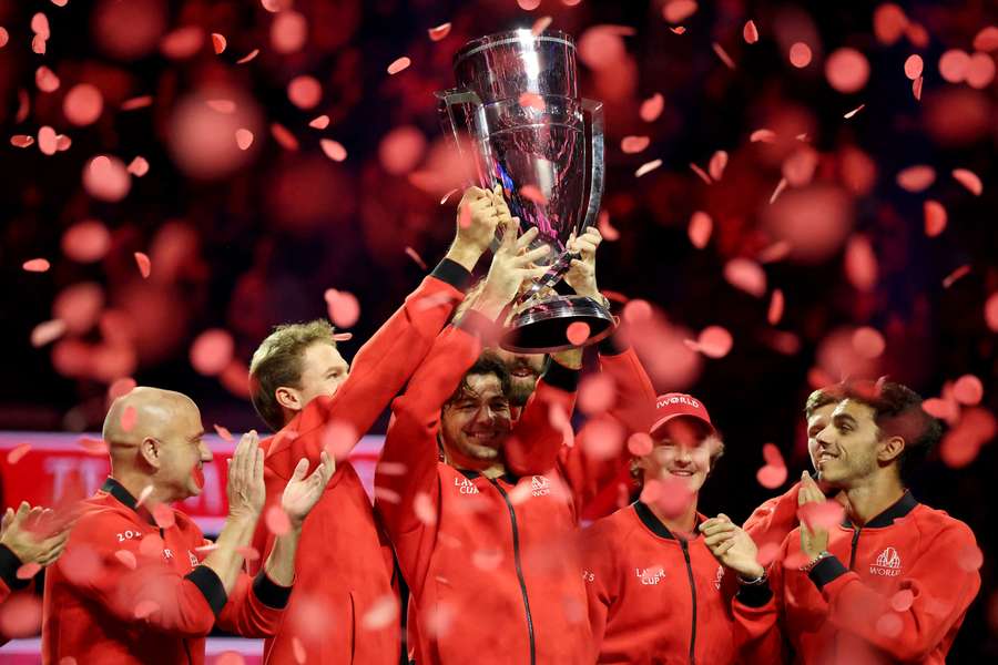 L'équipe Monde soulève son trophée.