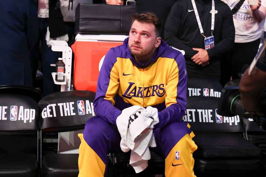 Zapłakany Doncic oglądający film przygotowany dla niego przez Dallas przed meczem z Lakers