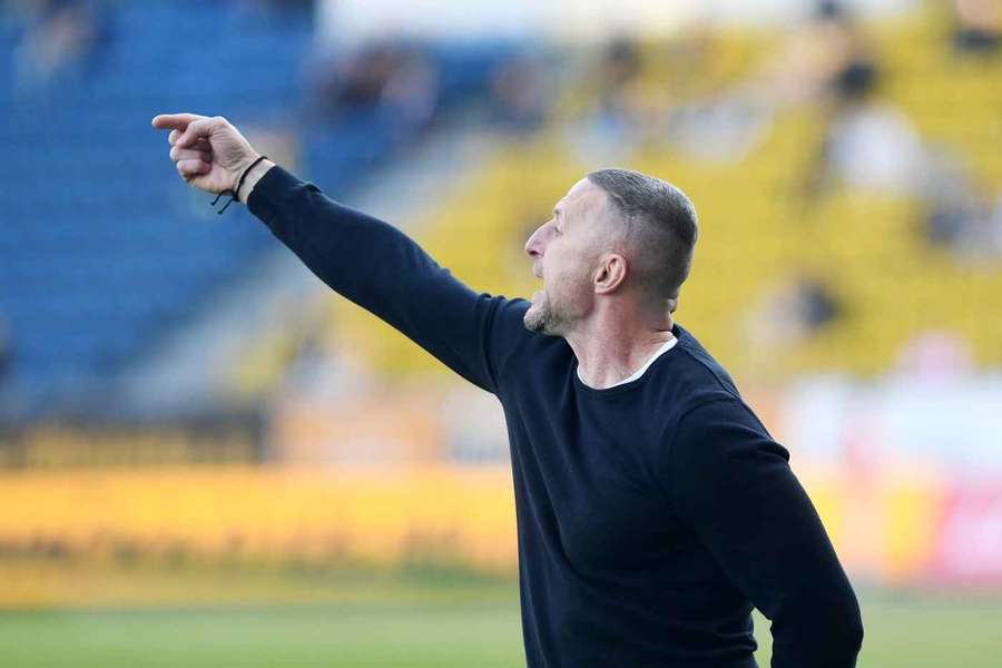 Trenér Dukly Praha Pavel Šustr v akci. Trenér Dukly Praha Pavel Šustr v akci.