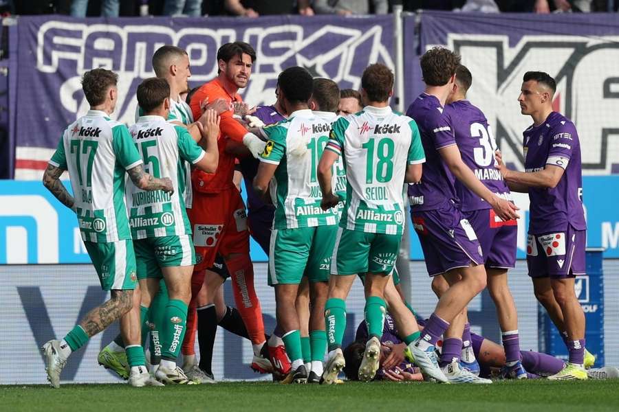 Rapid und Austria geraten im Derby aneinander.