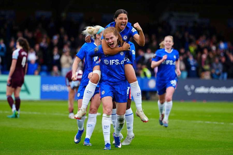 Sjoeke Nüsken trifft für Chelsea.