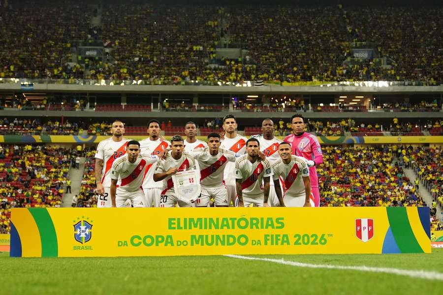 El once de Perú frente a Brasil.