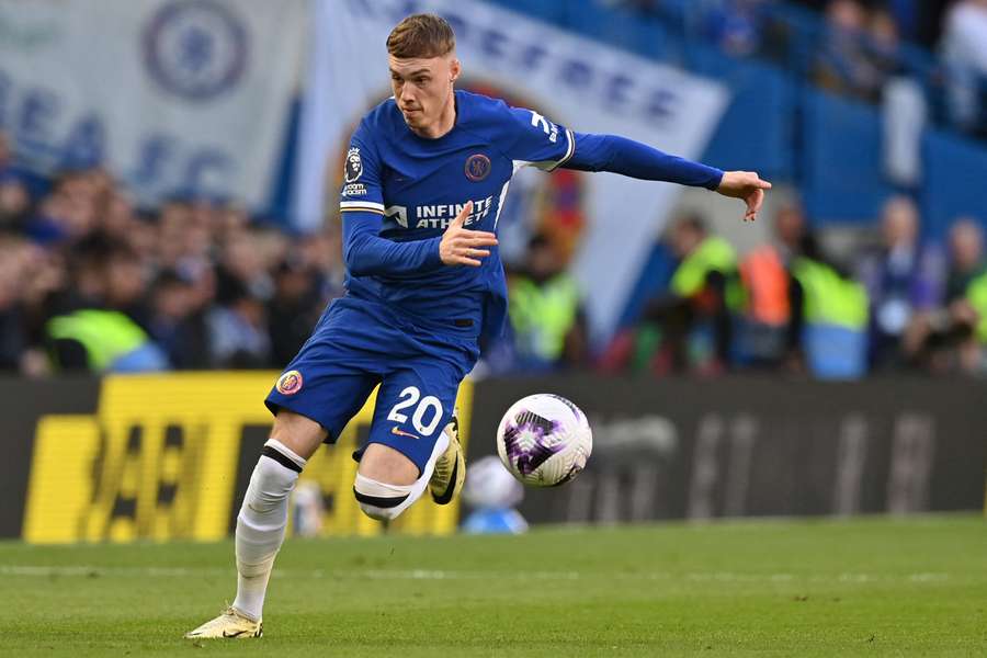 Chelsea midfielder Cole Palmer runs with the ball