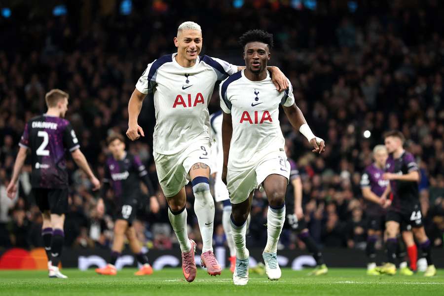 Richarlison a Mohammed Kudus oslavují gól do sítě Slavie. Richarlison a Mohammed Kudus oslavují gól do sítě Slavie.