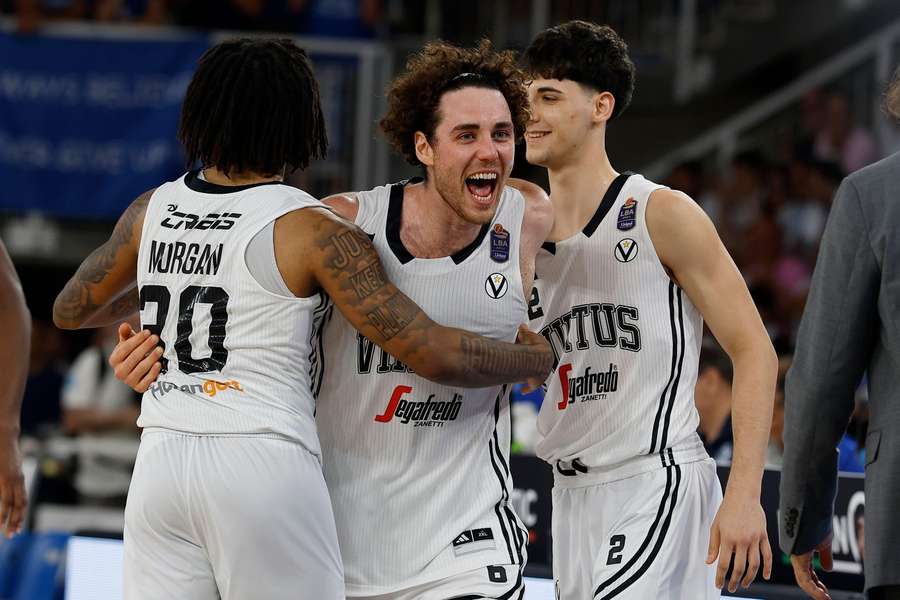 I giocatori di Bologna festeggiano la vittoria