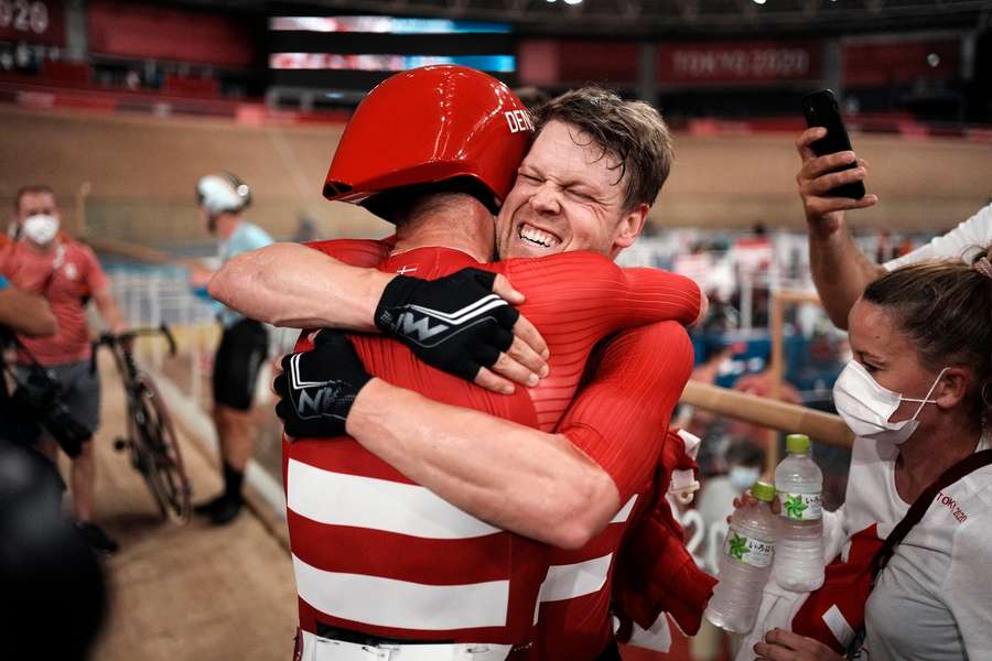 Lasse Norman jubler sammen med Michael Mørkøv efter at have vundet guld ved OL i 2021.